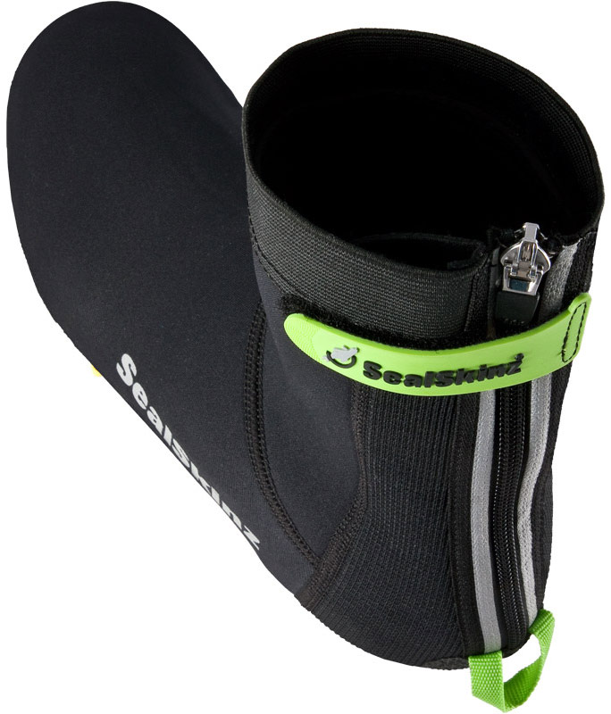 Sealskinz Cycling Waterproof Overshoes keep cycling shoes clean and